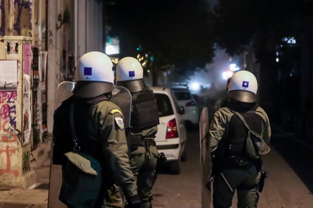 Συγκλονιστικές στιγμές στα Εξάρχεια: Οι εκρήξεις που πάγωσαν τη νύχτα της Αθήνας! - NewsPoint.gr