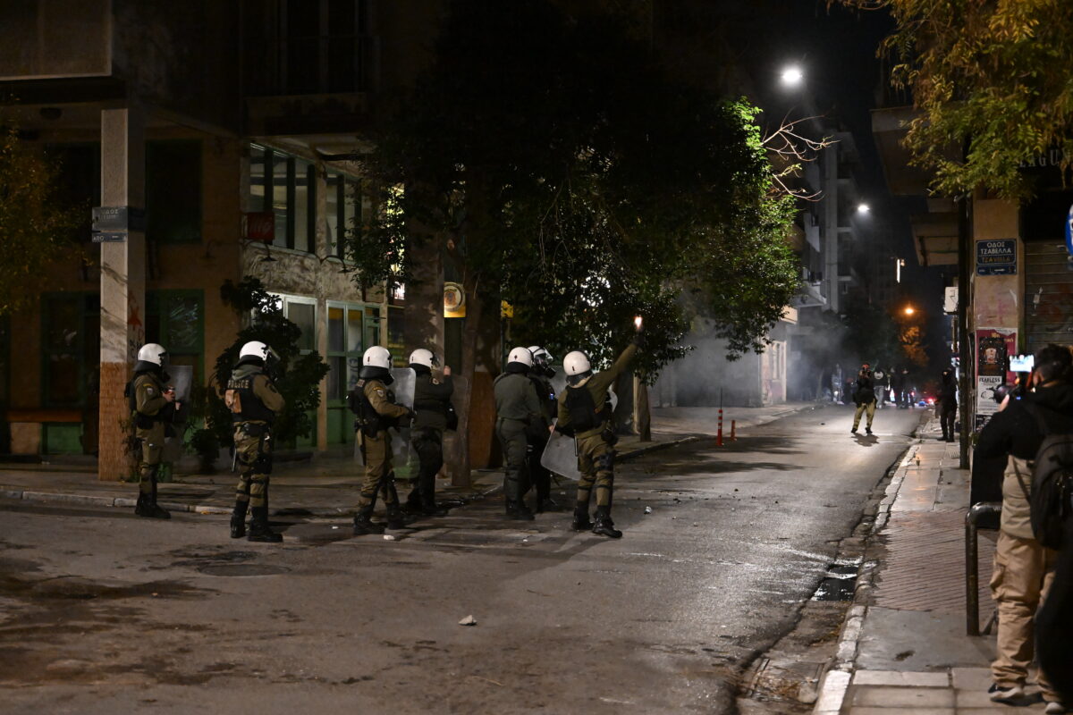 Οι δρόμοι των Εξαρχείων μετατράπηκαν σε πεδίο μάχης: Απίστευτες σκηνές με μολότοφ, φωτιές και ένταση που ξεπερνά κάθε προηγούμενο! - NewsPoint.gr
