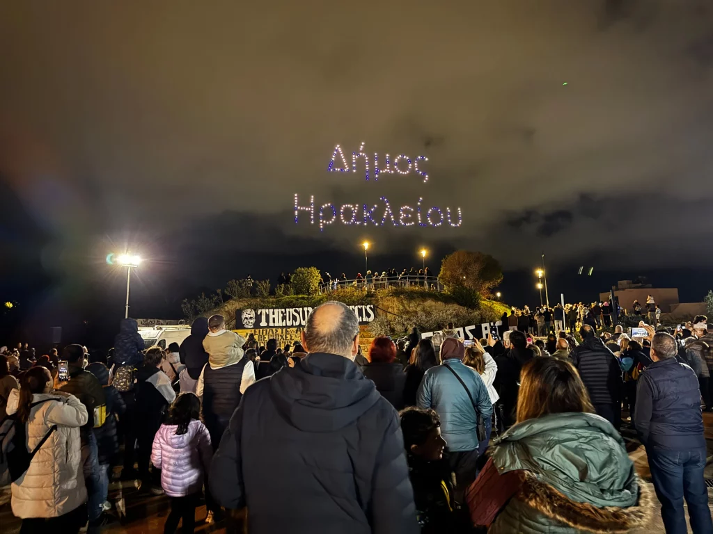 Δεν φαντάζεστε τι συνέβη στον ουρανό του Ηρακλείου – Το φαντασμαγορικό drone show που άφησε άφωνους μικρούς και μεγάλους! - NewsPoint.gr