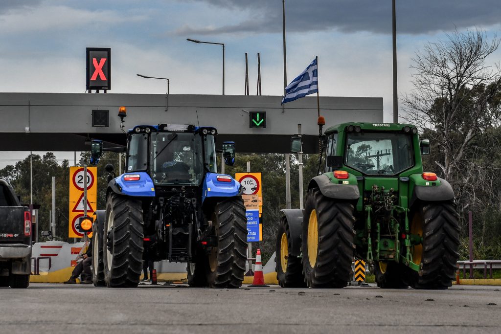 Κανείς δεν το περίμενε: Οι αγρότες φέρνουν τα Χριστούγεννα στα μπλόκα – Κλειστές οι σήραγγες των Τεμπών για φορτηγά! - NewsPoint.gr