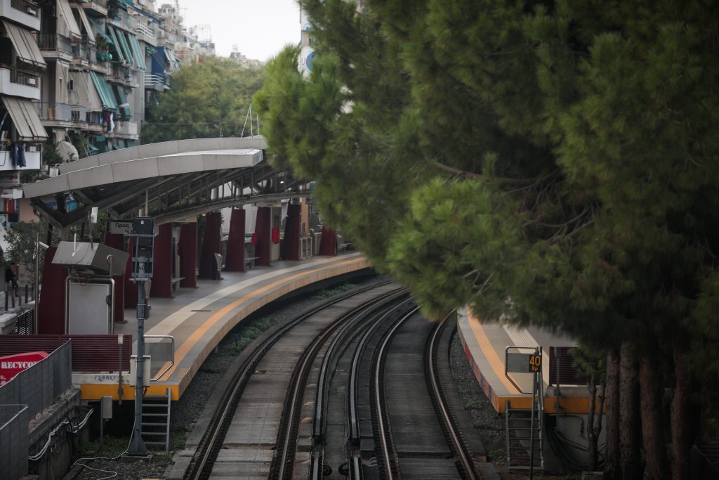 Σοκ στα Κάτω Πατήσια: Νεαρός άνδρας εντοπίστηκε αναίσθητος στις γραμμές του ΗΣΑΠ – Η δραματική επέμβαση των πυροσβεστών - NewsPoint.gr
