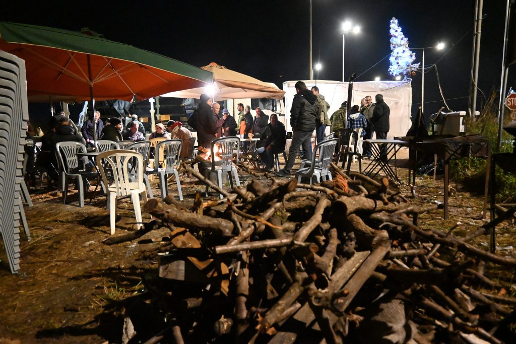 Συγκλονιστικό: Αγρότες θυσιάζουν τα Χριστούγεννα τους στα μπλόκα – Έτοιμοι για καταιγιστικές κινητοποιήσεις! - NewsPoint.gr
