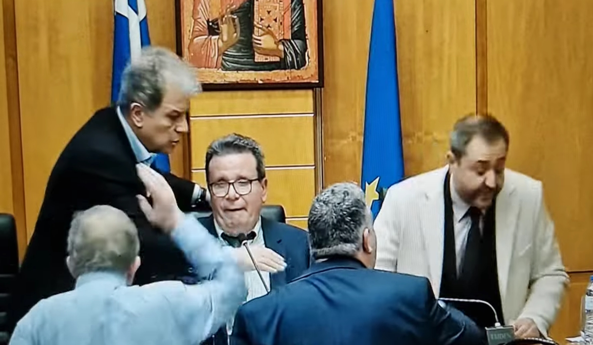 Απίστευτο σκηνικό στην περιφέρεια: Σοκαριστικά βίντεο από καυγάδες και διαλείπουσα συνεδρίαση! - NewsPoint.gr