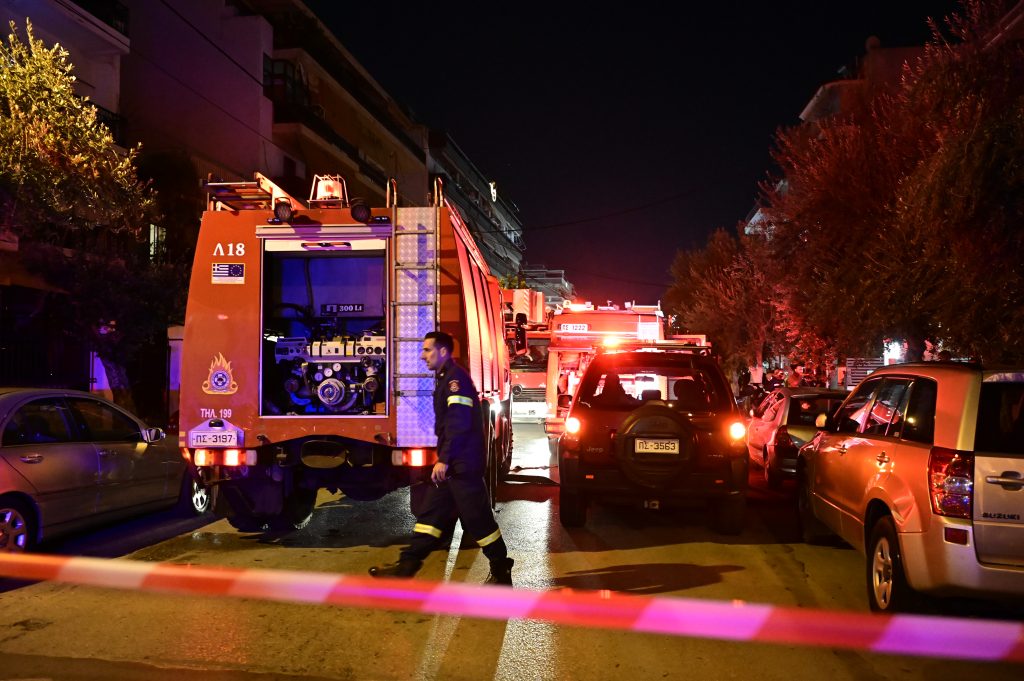Απίστευτη τραγωδία στην Καλλιθέα: Δύο άνδρες χωρίς αισθήσεις σε φλεγόμενο διαμέρισμα – Συγκλονίζουν οι εικόνες - NewsPoint.gr
