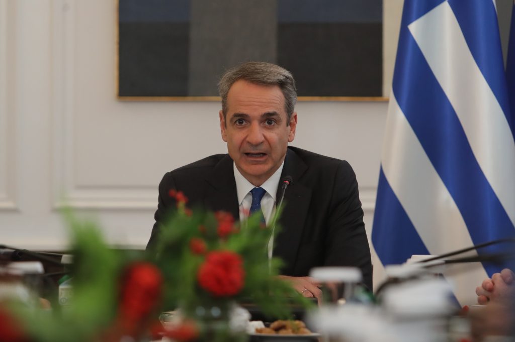 Δεν θα πιστέψετε ποια βιβλία διάλεξε ο Μητσοτάκης αυτές τις γιορτές – Η ερώτηση που έκανε στους ακολούθους του - NewsPoint.gr
