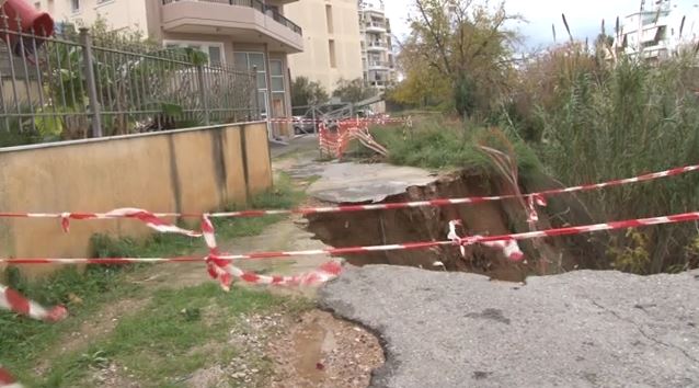 Σοκ στον Άγιο Δημήτριο: Ο δρόμος κατέρρευσε δίπλα σε πολυκατοικία – Φόβος και αγωνία ανάμεσα στους κατοίκους! - NewsPoint.gr