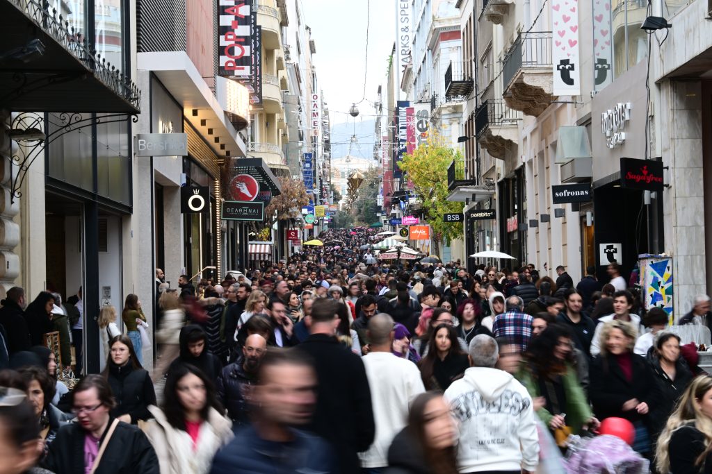 Εικόνες που δεν περιμέναμε στην Ερμού: Απίστευτη κοσμοσυρροή για τα τελευταία ψώνια πριν το 2025! - NewsPoint.gr