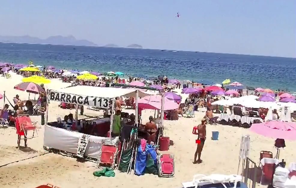 Σοκαριστική τραγωδία στην Κοπακαμπάνα: Πιλότος χάνει τη ζωή του όταν διαφημιστικό αεροσκάφος συντρίβεται μπροστά σε πλήθος - NewsPoint.gr