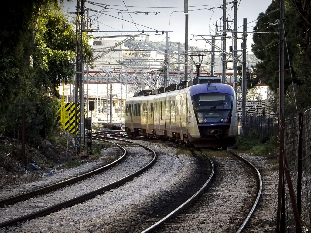 Σοκ στα Άνω Λιόσια: Ανείπωτη τραγωδία με θύμα άνδρα που παρασύρθηκε από τον Προαστιακό! - NewsPoint.gr