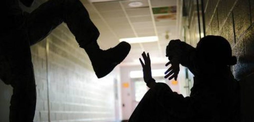 Απίστευτες σκηνές στην Πάτρα: 12χρονος και 13χρονος συνελήφθησαν για άγρια επίθεση σε 15χρονο έξω από σχολείο – Οι εξελίξεις που συγκλονίζουν - NewsPoint.gr
