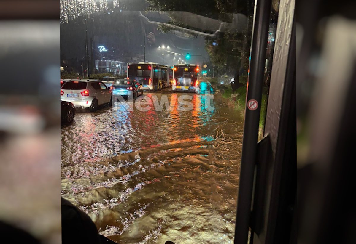 Σκηνές απίστευτης καταστροφής στη Γλυφάδα: Αυτοκίνητα και λεωφορεία βυθισμένα σε χάος λόγω της κακοκαιρίας – Συγκλονίζουν οι εικόνες 1 Σκηνές απίστευτης καταστροφής στη Γλυφάδα: Αυτοκίνητα και λεωφορεία βυθισμένα σε χάος λόγω της κακοκαιρίας – Συγκλονίζουν οι εικόνες - NewsPoint.gr