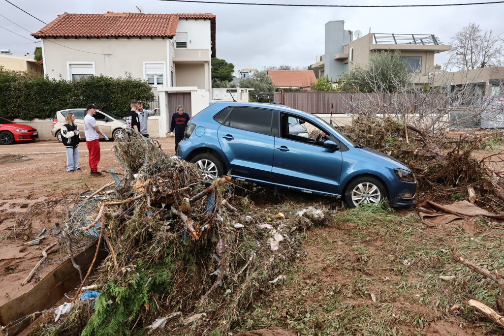 Σοκ και οργή στην Αττική: Καταστροφικές πλημμύρες, δύο νεκροί – Οι κάτοικοι ξεσπούν για τα ανύπαρκτα αντιπλημμυρικά έργα! 1 Σοκ και οργή στην Αττική: Καταστροφικές πλημμύρες, δύο νεκροί – Οι κάτοικοι ξεσπούν για τα ανύπαρκτα αντιπλημμυρικά έργα! - NewsPoint.gr
