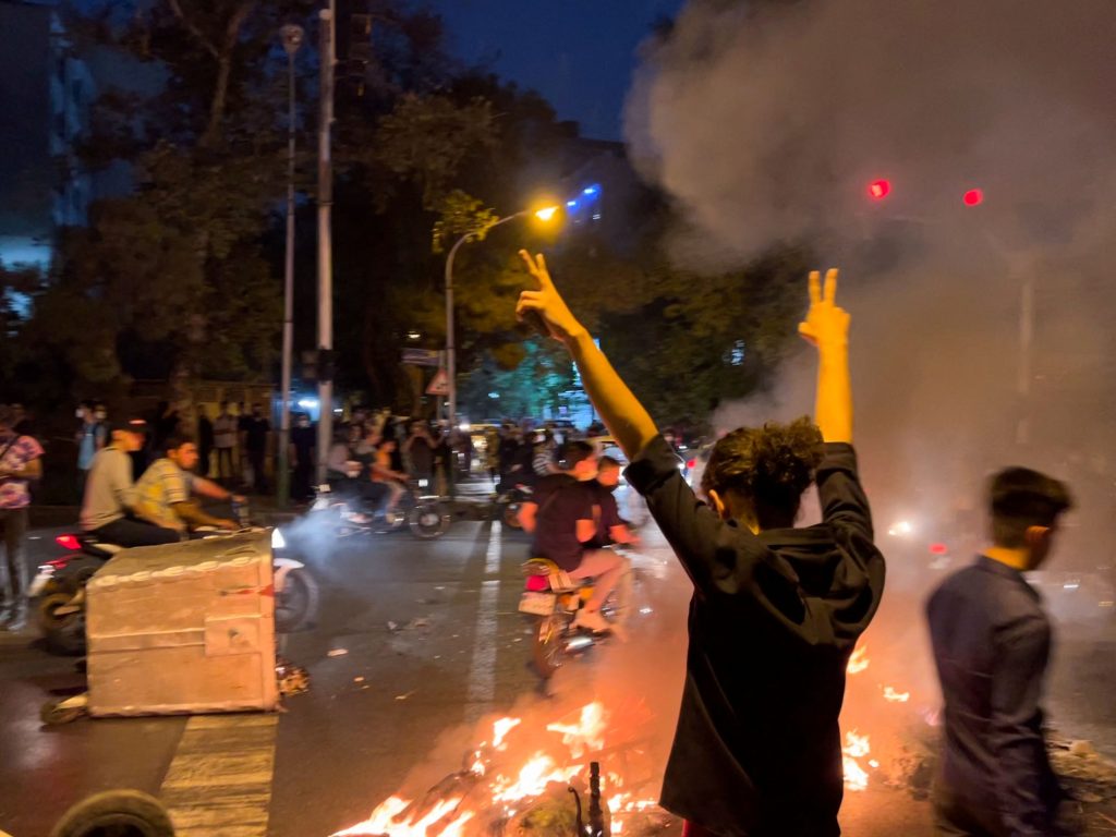 Σκηνές χάους στο Ιράν: Θρήνος για 6 νεκρούς, συλλήψεις και σοκ από τις διαδηλώσεις κατά της ακρίβειας - NewsPoint.gr