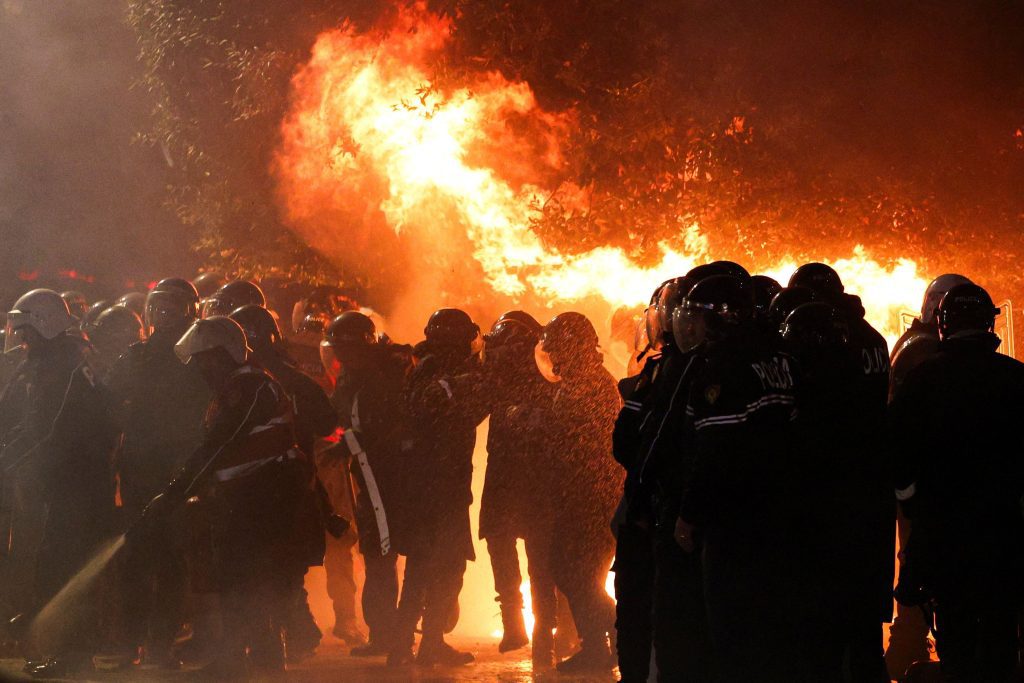 Χάος και τρόμος στα Τίρανα: Οι μολότοφ, οι συγκρούσεις και οι τραυματίες που κανείς δεν περίμενε στην Αλβανία! 1 Χάος και τρόμος στα Τίρανα: Οι μολότοφ, οι συγκρούσεις και οι τραυματίες που κανείς δεν περίμενε στην Αλβανία! - NewsPoint.gr