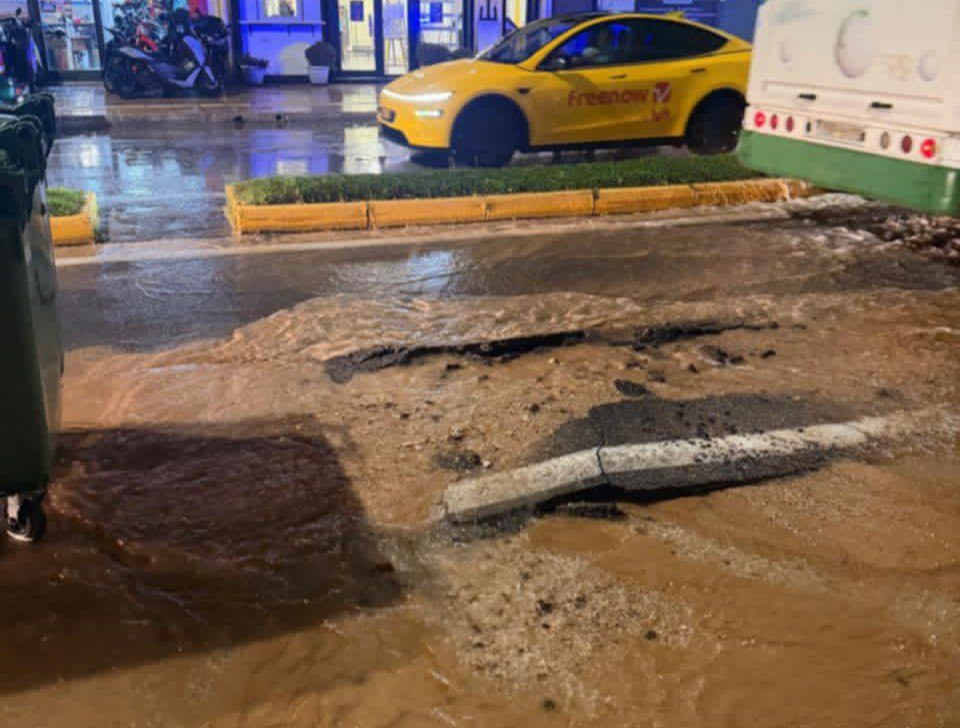 Σοκαριστικό συμβάν στα Μελίσσια: Κατέρρευσε οδόστρωμα στη λεωφόρο Δημοκρατίας – Πρωτοφανής αναστάτωση στην περιοχή! - NewsPoint.gr