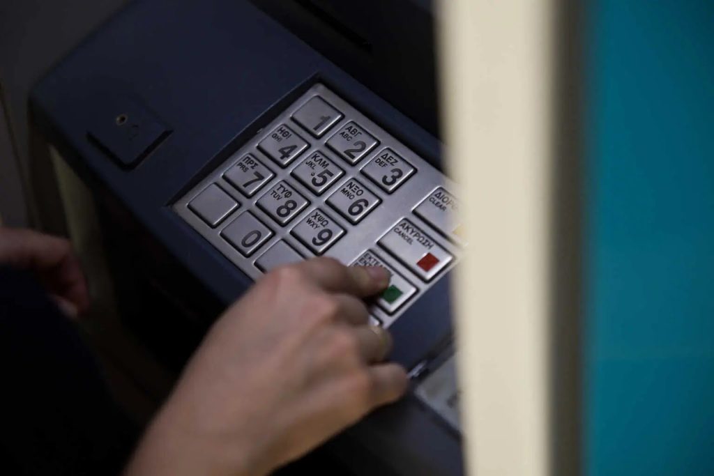 Ανατροπή στις τράπεζες: Οι νέες συνδρομές που αλλάζουν τα πάντα – Οργή καταναλωτών για τις αυτόματες αναβαθμίσεις! - NewsPoint.gr