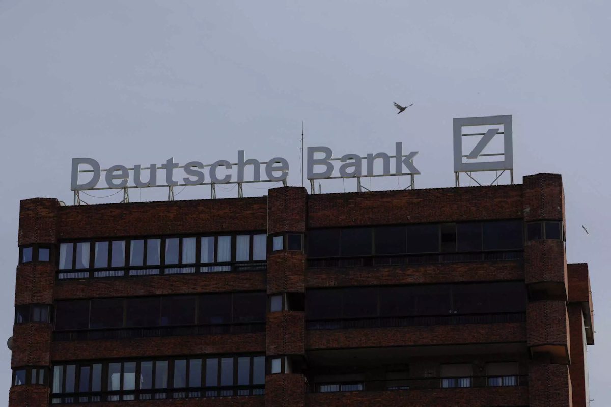 Συναγερμός στη Deutsche Bank: Έφοδος για υπόθεση μαύρου χρήματος και το όνομα-έκπληξη του Αμπράμοβιτς στο προσκήνιο! 1 Συναγερμός στη Deutsche Bank: Έφοδος για υπόθεση μαύρου χρήματος και το όνομα-έκπληξη του Αμπράμοβιτς στο προσκήνιο! - NewsPoint.gr