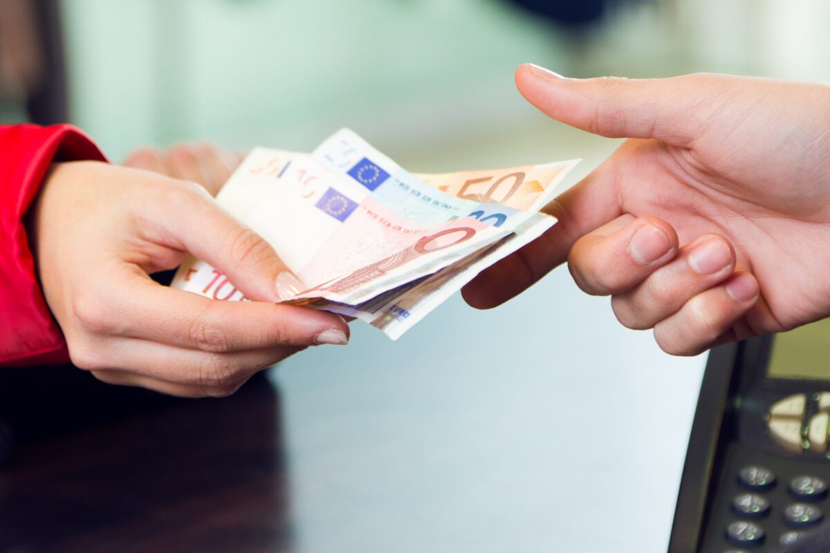 Ανατροπή στους μισθούς – Οι ιδιωτικοί υπάλληλοι βλέπουν σήμερα αυξήσεις «έκπληξη» λόγω νέων φοροελαφρύνσεων! - NewsPoint.gr