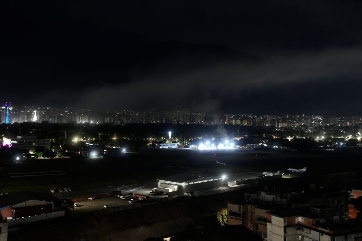 Συναγερμός στο Καράκας: Ανεξέλεγκτες εκρήξεις, διακοπές ρεύματος και φήμες για αμερικανική επέμβαση – Τι συμβαίνει στη Βενεζουέλα; - NewsPoint.gr