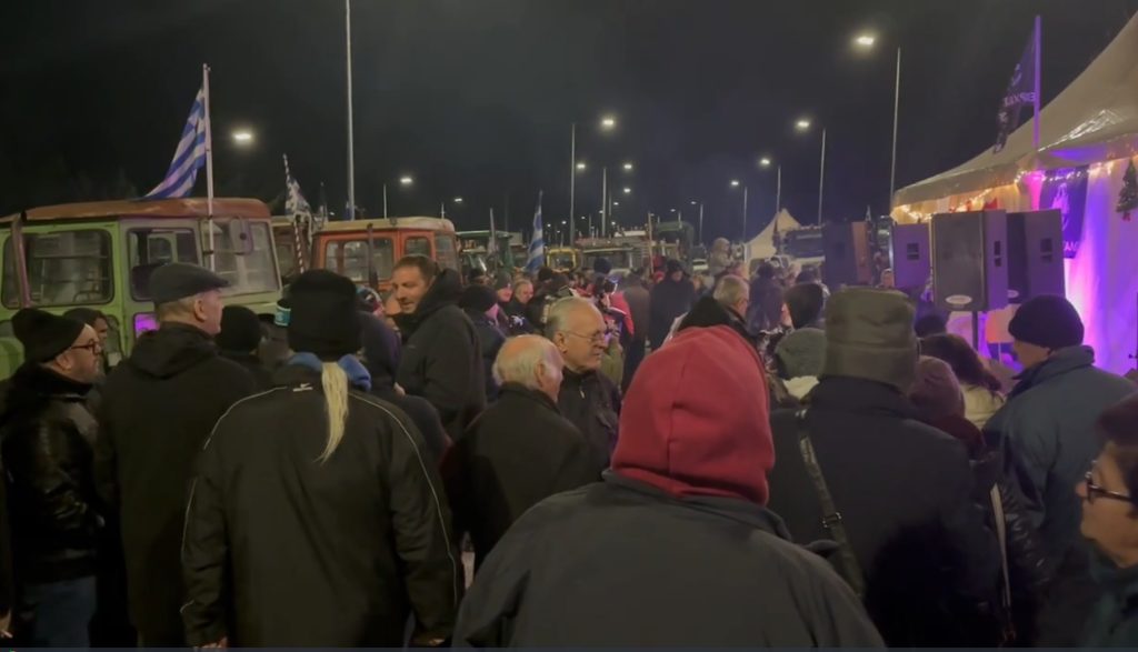 Απίστευτες εικόνες αγροτικής Πρωτοχρονιάς: Ρεβεγιόν στα μπλόκα και αγωνιστικό κλίμα – Τι θα γίνει με τους δρόμους μετά τις γιορτές; 5 Απίστευτες εικόνες αγροτικής Πρωτοχρονιάς: Ρεβεγιόν στα μπλόκα και αγωνιστικό κλίμα – Τι θα γίνει με τους δρόμους μετά τις γιορτές; - NewsPoint.gr