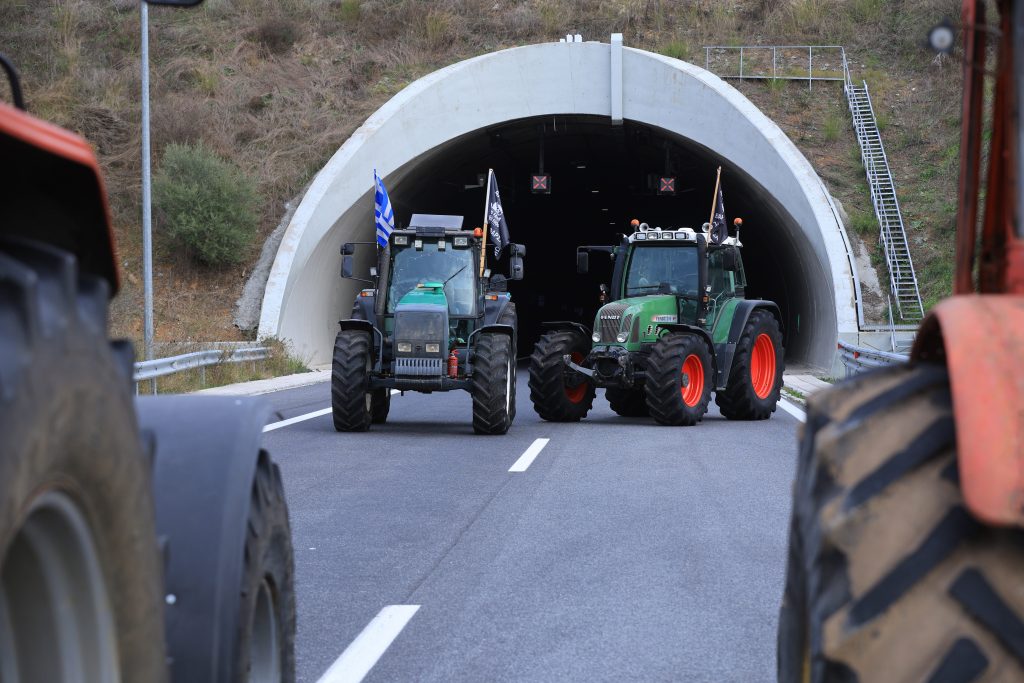 Απίστευτο χάος στους δρόμους: Ολόκληρη η Ελλάδα παραλύει από τις αγροτικές κινητοποιήσεις – Οι εικόνες που συγκλονίζουν 9 Απίστευτο χάος στους δρόμους: Ολόκληρη η Ελλάδα παραλύει από τις αγροτικές κινητοποιήσεις – Οι εικόνες που συγκλονίζουν - NewsPoint.gr