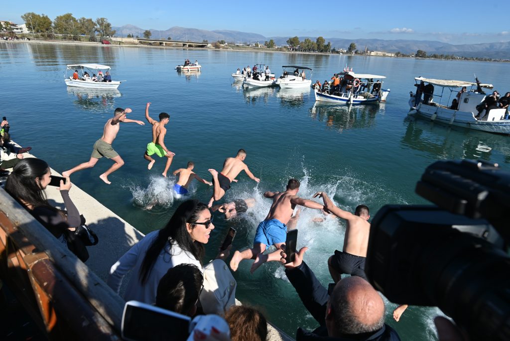 Γιατί όλοι κάνουν λάθος στη γραφή των Θεοφανίων; Η απάντηση του Μπαμπινιώτη ξεκαθαρίζει το «μυστήριο»! 13 Γιατί όλοι κάνουν λάθος στη γραφή των Θεοφανίων; Η απάντηση του Μπαμπινιώτη ξεκαθαρίζει το «μυστήριο»! - NewsPoint.gr