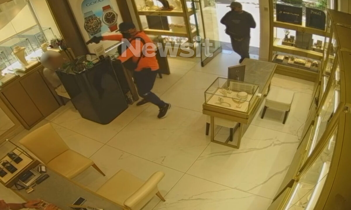 Σοκ στη Χαλκιδική: Η τολμηρή ληστεία των «Ροζ Πάνθηρων» που άφησε άφωνους τους πάντες – Δείτε πώς άρπαξαν κοσμήματα 580.000 ευρώ! 2 Σοκ στη Χαλκιδική: Η τολμηρή ληστεία των «Ροζ Πάνθηρων» που άφησε άφωνους τους πάντες – Δείτε πώς άρπαξαν κοσμήματα 580.000 ευρώ! - NewsPoint.gr