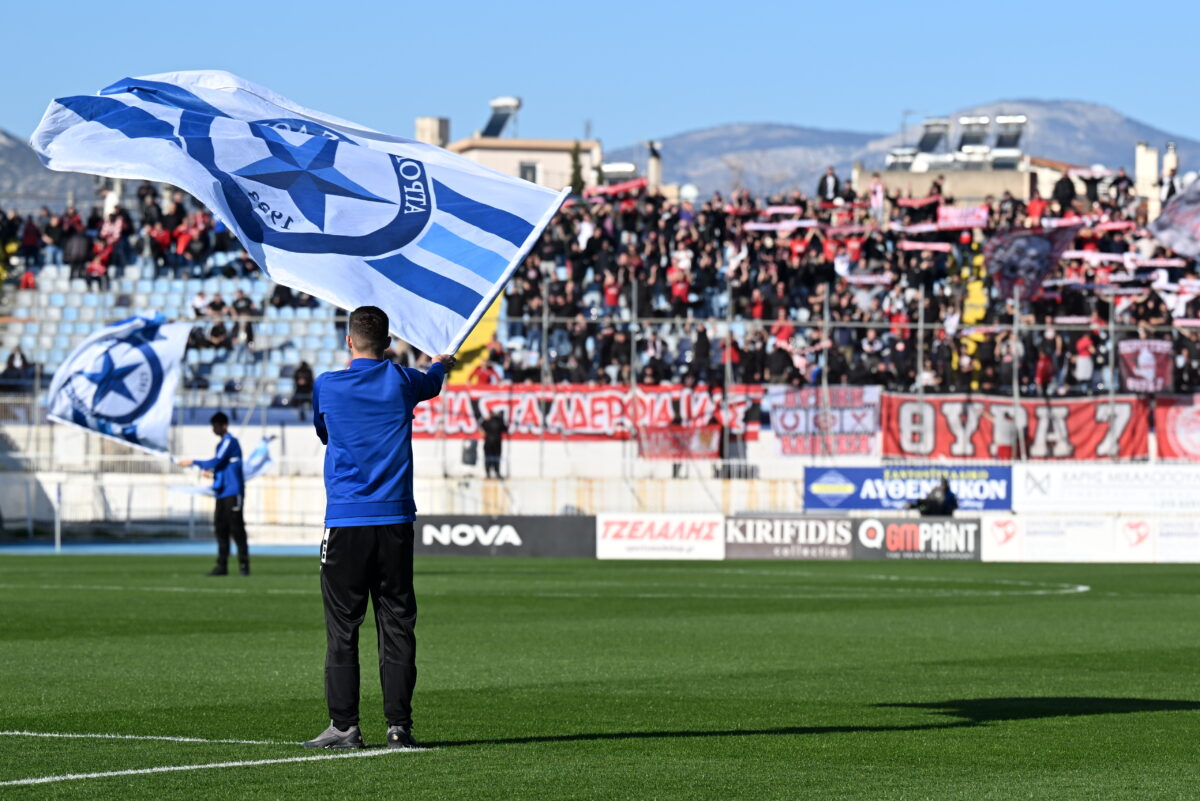 Η στήριξη που συγκλονίζει: Χιλιάδες οπαδοί του Ολυμπιακού κατακλύζουν το Περιστέρι κόντρα στον Ατρόμητο! - NewsPoint.gr