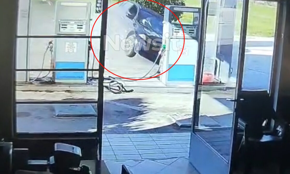 Απίστευτο σοκ στην Κόρινθο: Συγκλονιστικό βίντεο δείχνει αυτοκίνητο να εκτοξεύεται σε αυλή – Τραγωδία με δύο νεκρά παιδιά 4 Απίστευτο σοκ στην Κόρινθο: Συγκλονιστικό βίντεο δείχνει αυτοκίνητο να εκτοξεύεται σε αυλή – Τραγωδία με δύο νεκρά παιδιά - NewsPoint.gr