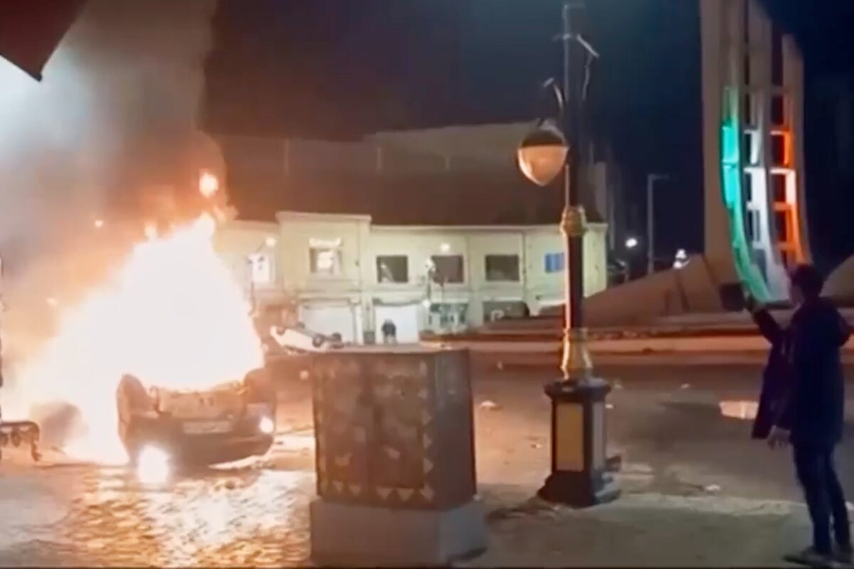 Η εικόνα που παγώνει το Ιράν: 62 νεκροί, εμπρησμοί και θρήνος – Τεχεράνη και μεγάλες πόλεις στο χάος των διαδηλώσεων - NewsPoint.gr