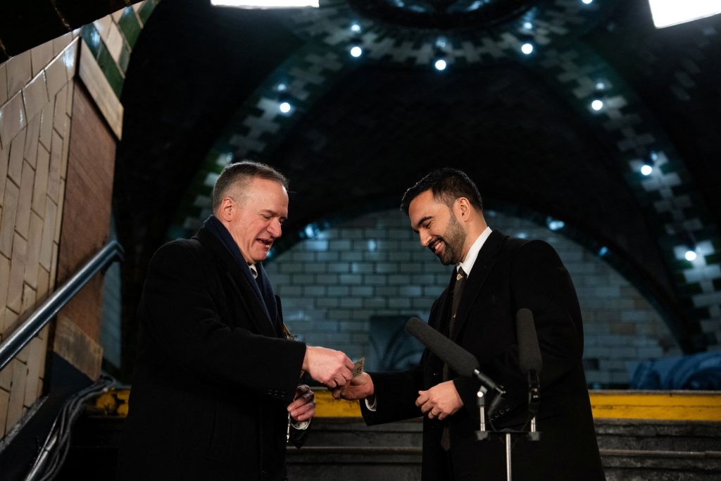 Η συγκλονιστική ορκωμοσία που άλλαξε για πάντα τη Νέα Υόρκη – Ο Ζοχράν Μαμντάνι γράφει ιστορία σε ανεπανάληπτη τελετή 11 Η συγκλονιστική ορκωμοσία που άλλαξε για πάντα τη Νέα Υόρκη – Ο Ζοχράν Μαμντάνι γράφει ιστορία σε ανεπανάληπτη τελετή - NewsPoint.gr