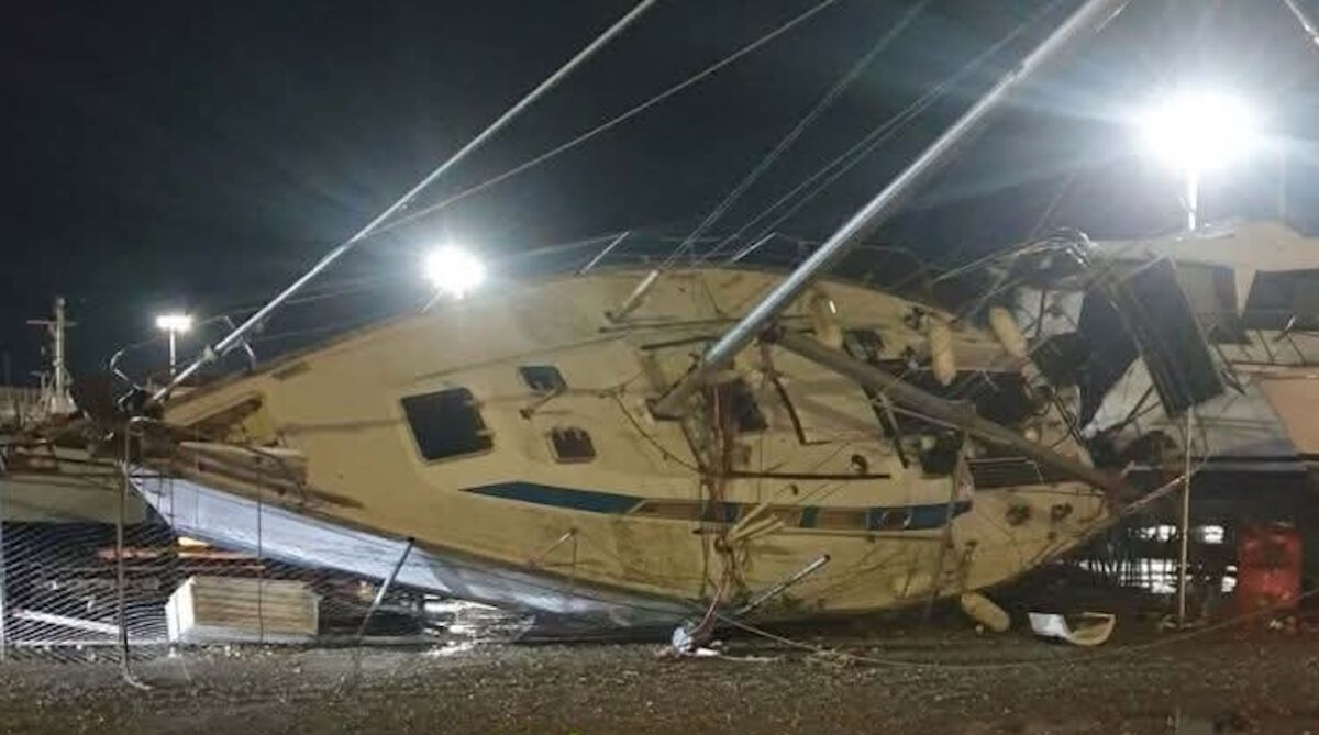 Σκηνές ανείπωτης καταστροφής στην Αλεξανδρούπολη: Οι άνεμοι έσπειραν τον πανικό, βάρκες στη στεριά και εικόνες σοκ! 15 Σκηνές ανείπωτης καταστροφής στην Αλεξανδρούπολη: Οι άνεμοι έσπειραν τον πανικό, βάρκες στη στεριά και εικόνες σοκ! - NewsPoint.gr