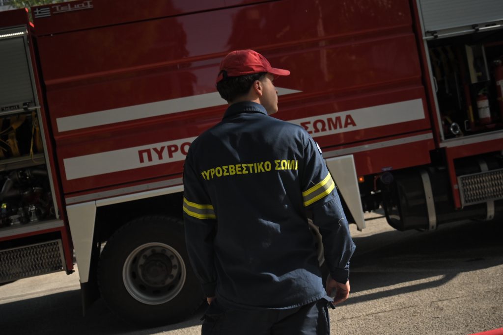 Σκηνές αγωνίας στο Κορωπί: Μεγάλη πυρκαγιά σε εργοστάσιο – Μάχη με τις φλόγες από δεκάδες πυροσβέστες! 16 Σκηνές αγωνίας στο Κορωπί: Μεγάλη πυρκαγιά σε εργοστάσιο – Μάχη με τις φλόγες από δεκάδες πυροσβέστες! - NewsPoint.gr