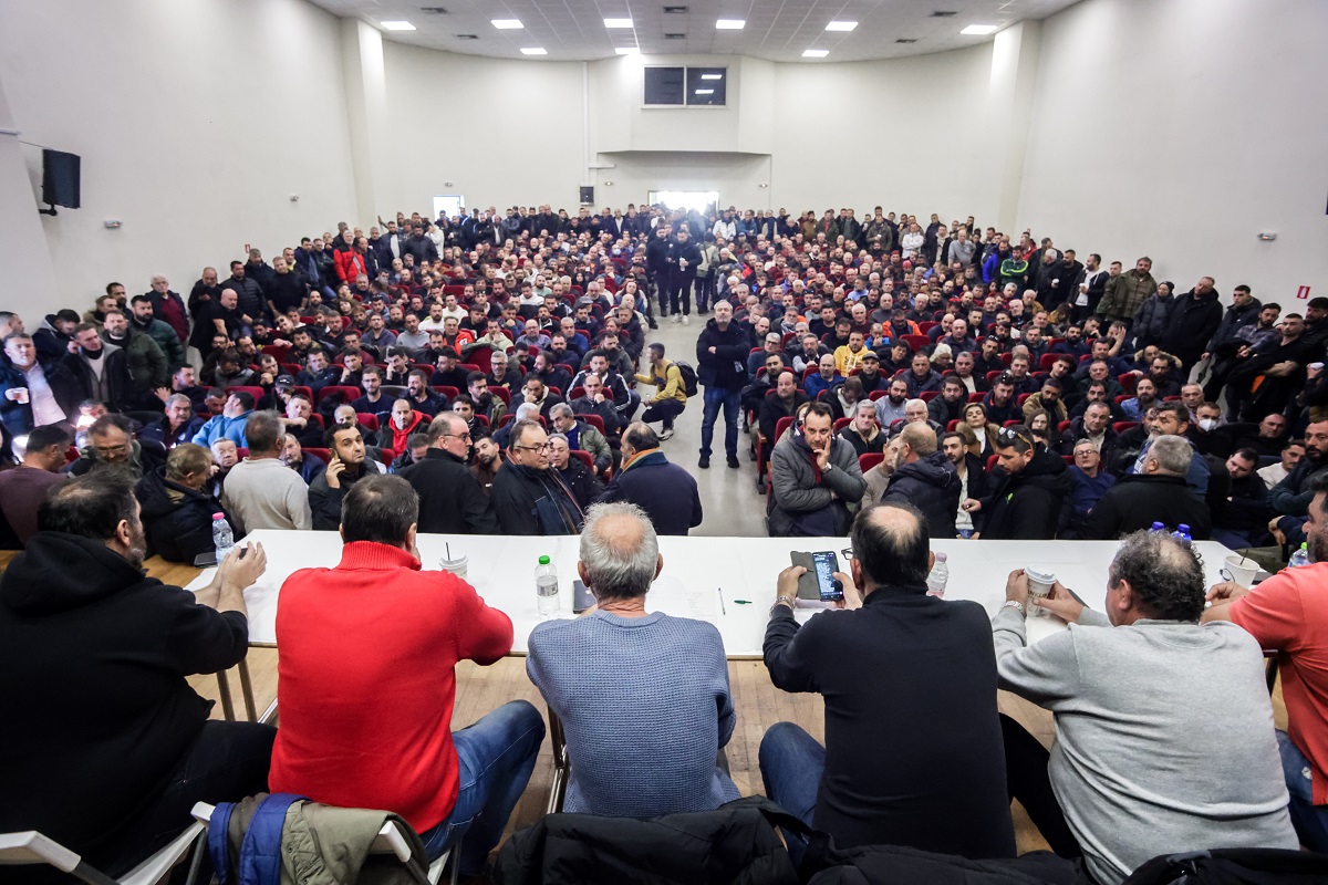 Ραγδαίες πολιτικές εξελίξεις: Το παρασκήνιο πίσω από τις συναντήσεις Μητσοτάκη με τους αγρότες, το «άλμα» Καρυστιανού στη σκηνή και ο φόβος διάσπασης στη ΝΔ! 18 Ραγδαίες πολιτικές εξελίξεις: Το παρασκήνιο πίσω από τις συναντήσεις Μητσοτάκη με τους αγρότες, το «άλμα» Καρυστιανού στη σκηνή και ο φόβος διάσπασης στη ΝΔ! - NewsPoint.gr