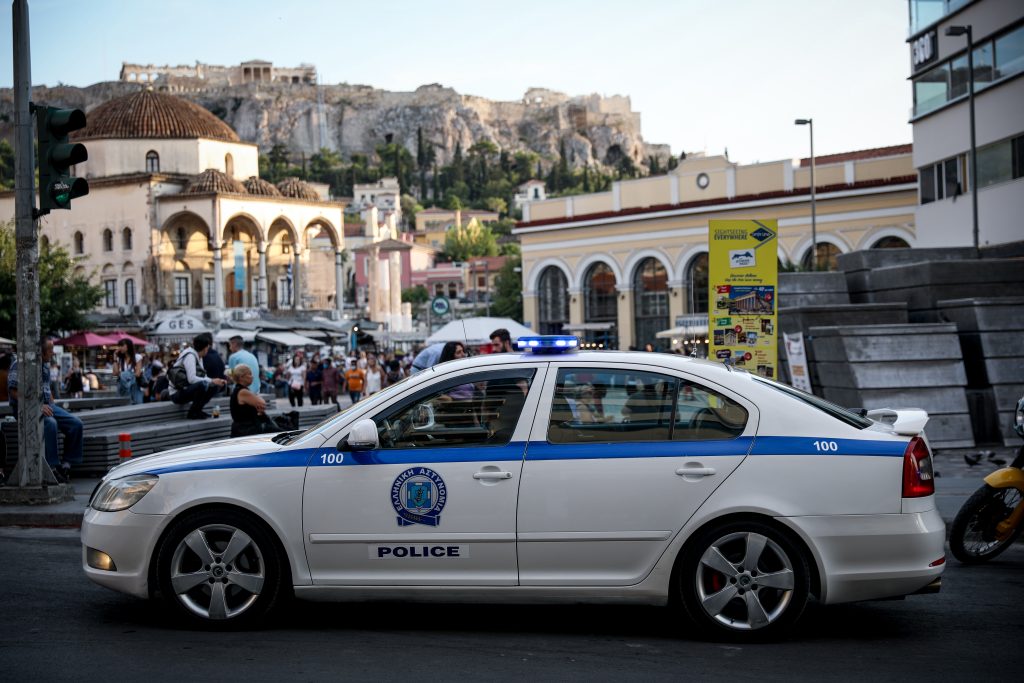 Σοκαριστικό βίντεο: Η 16χρονη Λόρα εμφανίζεται να μιλά με μυστηριώδη ηλικιωμένο λίγο πριν εξαφανιστεί – Θρίλερ στην Πάτρα! 13 Σοκαριστικό βίντεο: Η 16χρονη Λόρα εμφανίζεται να μιλά με μυστηριώδη ηλικιωμένο λίγο πριν εξαφανιστεί – Θρίλερ στην Πάτρα! - NewsPoint.gr