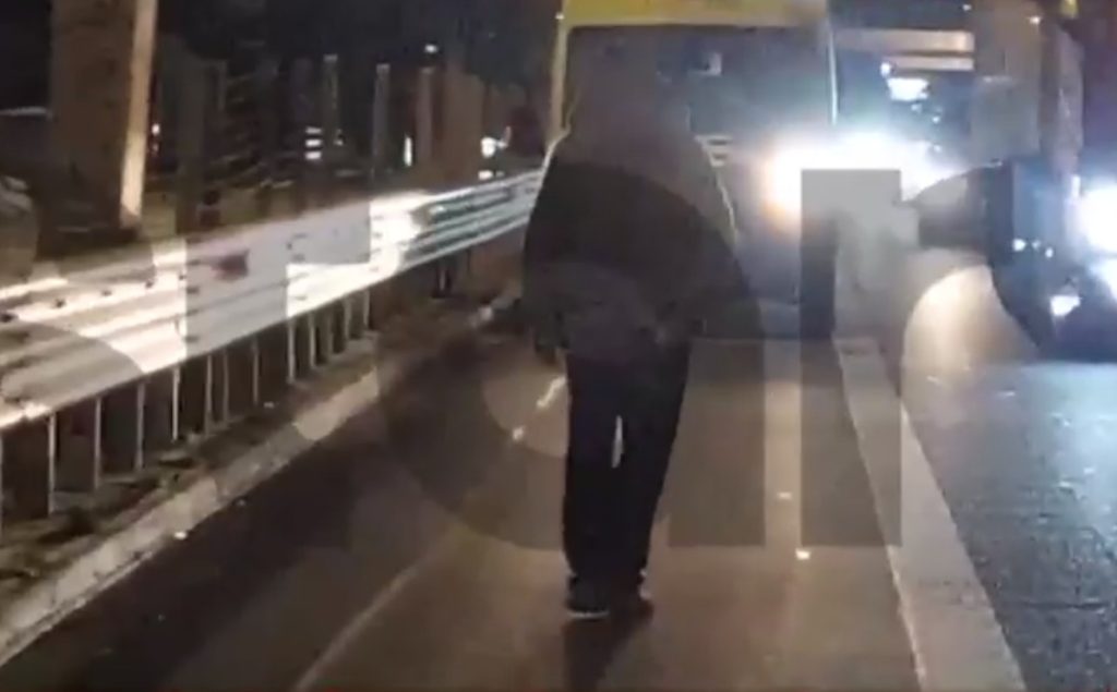 Σοκ στην εθνική οδό: Τι έκανε μεθυσμένος άνδρας ανάμεσα στα αυτοκίνητα – Η στιγμή που όλοι «πάγωσαν»! 18 Σοκ στην εθνική οδό: Τι έκανε μεθυσμένος άνδρας ανάμεσα στα αυτοκίνητα – Η στιγμή που όλοι «πάγωσαν»! - NewsPoint.gr