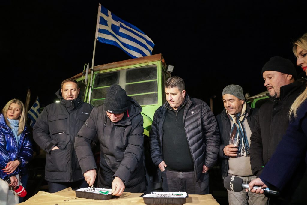 Απίστευτες στιγμές: Πρωτοχρονιά δίπλα στα τρακτέρ – Η μεγάλη απόφαση που περιμένουν οι αγρότες όλης της χώρας 1 Απίστευτες στιγμές: Πρωτοχρονιά δίπλα στα τρακτέρ – Η μεγάλη απόφαση που περιμένουν οι αγρότες όλης της χώρας - NewsPoint.gr