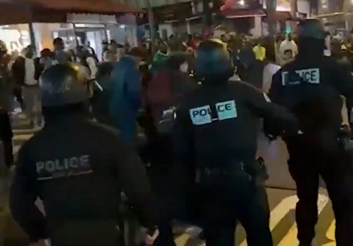 Απίστευτες σκηνές στο Παρίσι: Εκτός ελέγχου οι πανηγυρισμοί για τη Σενεγάλη με δακρυγόνα και συμπλοκές! 1 Απίστευτες σκηνές στο Παρίσι: Εκτός ελέγχου οι πανηγυρισμοί για τη Σενεγάλη με δακρυγόνα και συμπλοκές! - NewsPoint.gr