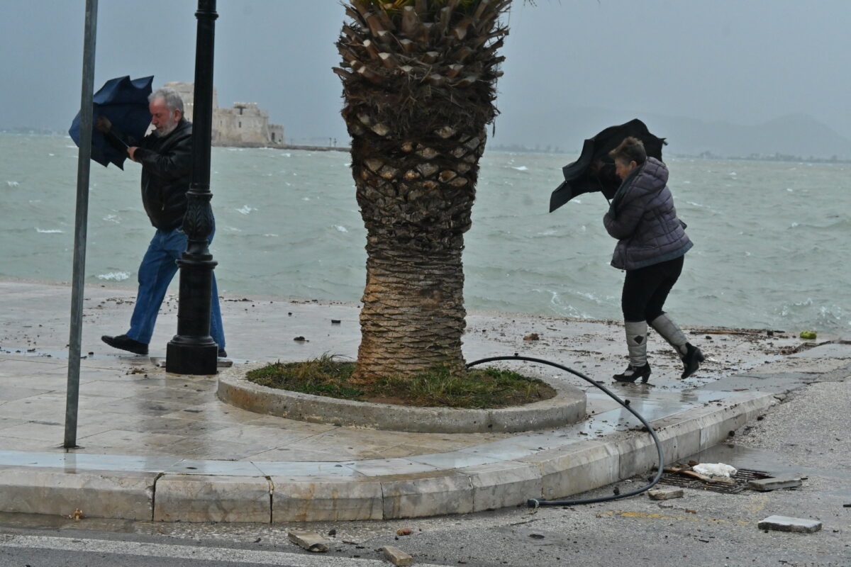 Ανεμοστρόβιλος στο Ιόνιο: Άνεμοι έως 10 μποφόρ, χαμηλές θερμοκρασίες και χιονοπτώσεις που προκαλούν αναστάτωση! 1 Ανεμοστρόβιλος στο Ιόνιο: Άνεμοι έως 10 μποφόρ, χαμηλές θερμοκρασίες και χιονοπτώσεις που προκαλούν αναστάτωση! - NewsPoint.gr