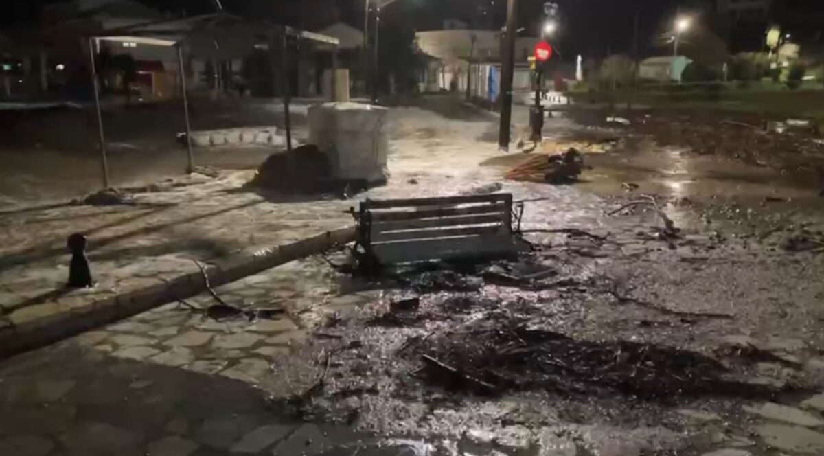 Απίστευτες εικόνες στα Σύβοτα: Οργή της θάλασσας «καταπίνει» τη στεριά και προκαλεί χάος στη Θεσπρωτία! - NewsPoint.gr