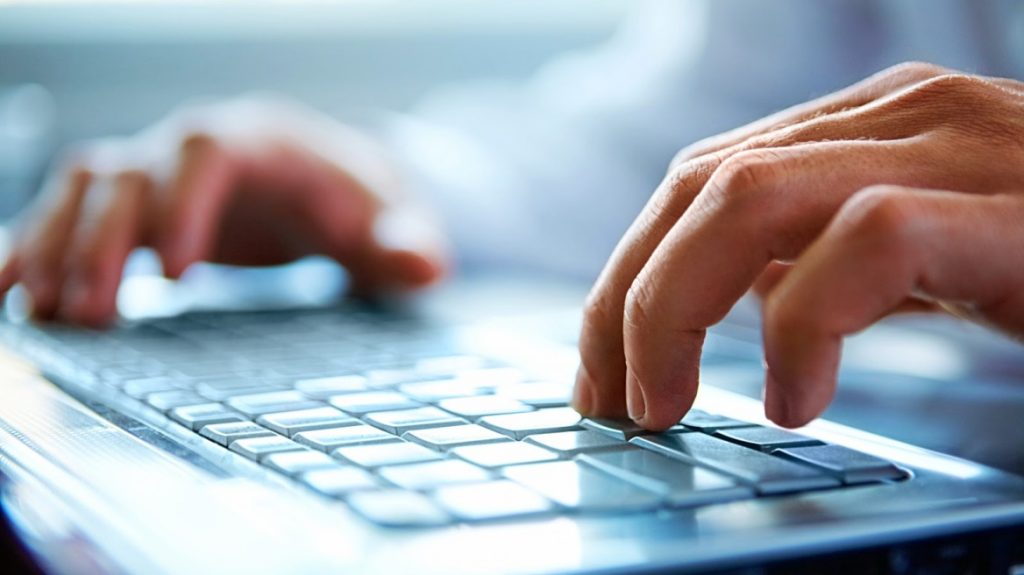 Πώς ένας «τεχνικός της Microsoft» άδειασε τον τραπεζικό λογαριασμό 22χρονου στην Πάτρα – Το σοκ της απάτης των 15.000 ευρώ - NewsPoint.gr