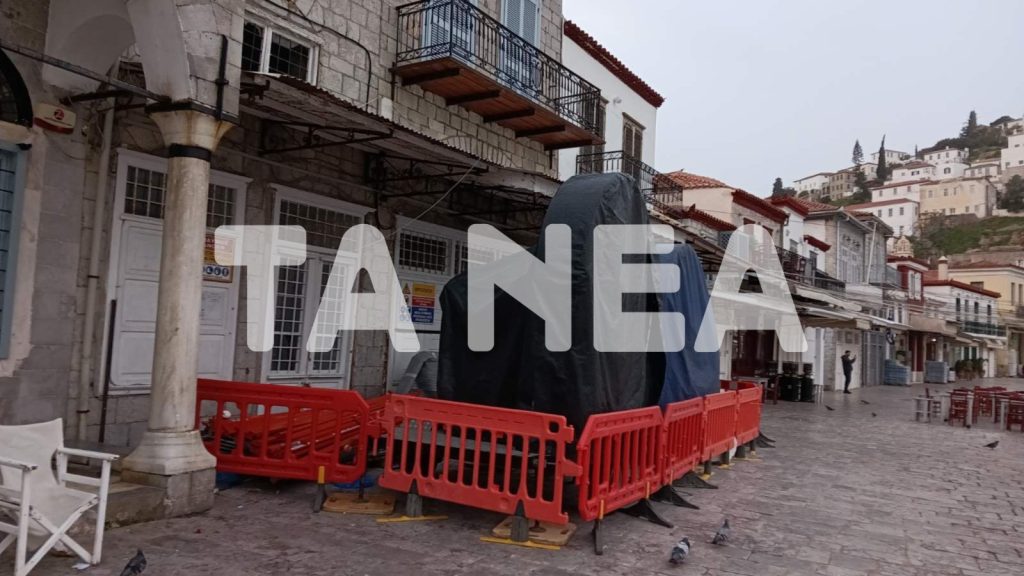 Κανείς δεν περίμενε τέτοια φρενίτιδα στην Ύδρα: Ο Μπραντ Πιτ φέρνει το Χόλιγουντ στα σοκάκια – Χιλιάδες επισκέπτες, ντόπιοι κομπάρσοι και εικόνες αλλιώτικες από κάθε άλλη φορά - NewsPoint.gr