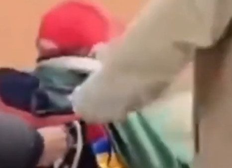 Σοκ σε νοσοκομείο: Οικογενειακό θρίλερ με απαγωγή 102χρονου εκατομμυριούχου – Η μυστική νύφη, η διεκδίκηση της περιουσίας και το βίντεο που συγκλονίζει! 1 Σοκ σε νοσοκομείο: Οικογενειακό θρίλερ με απαγωγή 102χρονου εκατομμυριούχου – Η μυστική νύφη, η διεκδίκηση της περιουσίας και το βίντεο που συγκλονίζει! - NewsPoint.gr