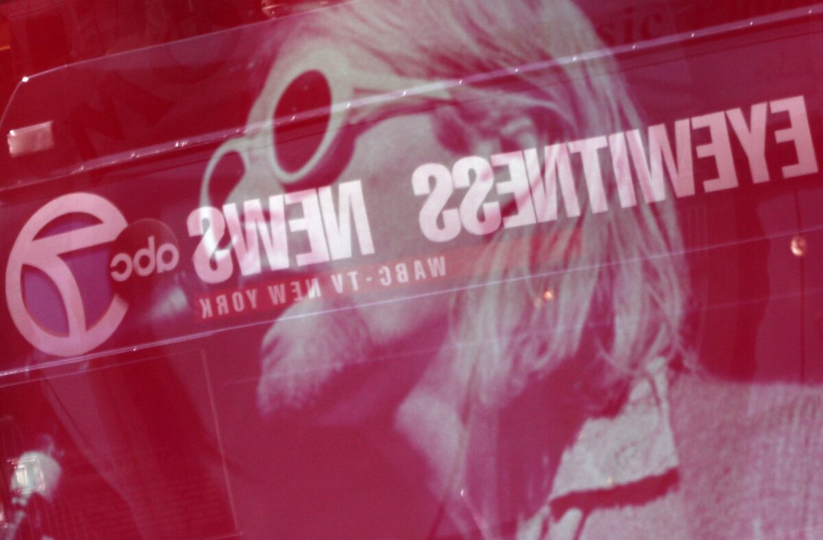 Απίστευτη ανατροπή στην υπόθεση Κερτ Κομπέιν: Νέοι ισχυρισμοί για δολοφονία συγκλονίζουν τη μουσική σκηνή! 1 Απίστευτη ανατροπή στην υπόθεση Κερτ Κομπέιν: Νέοι ισχυρισμοί για δολοφονία συγκλονίζουν τη μουσική σκηνή! - NewsPoint.gr
