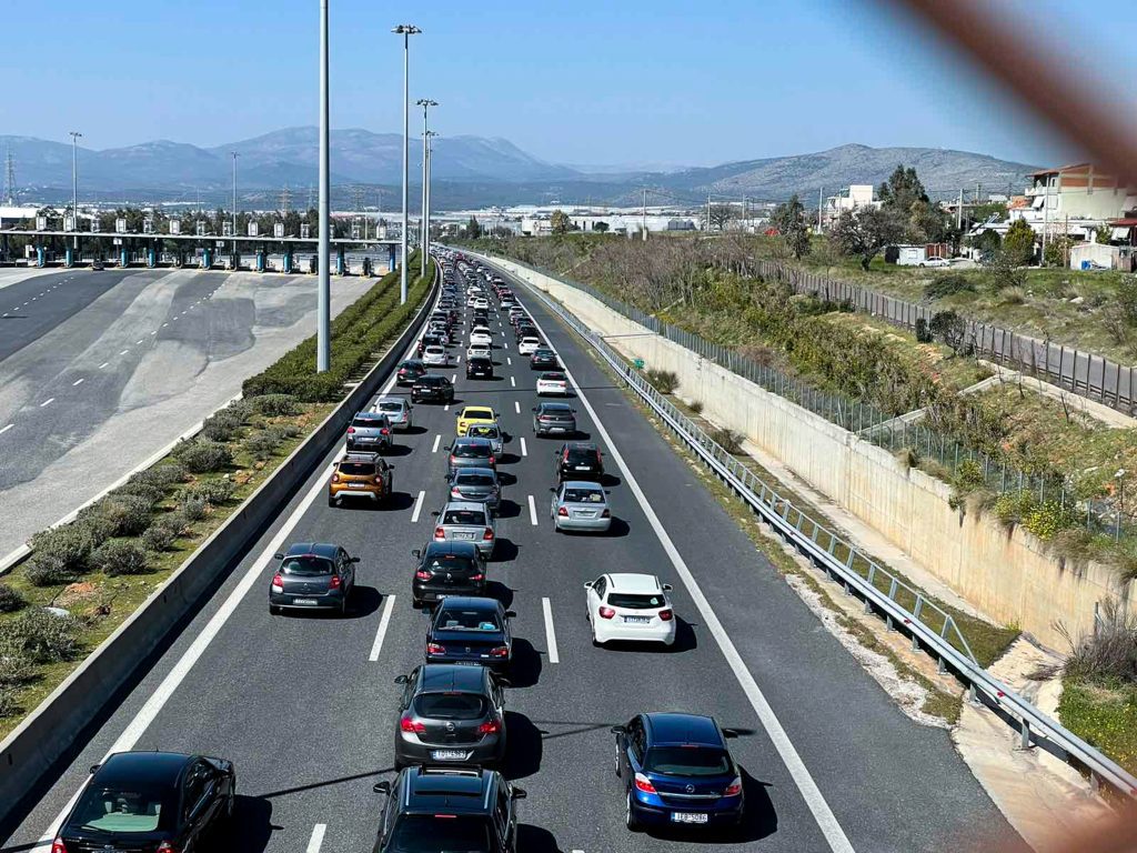 Απίστευτο χάος στους δρόμους της Αθήνας την Καθαρά Δευτέρα – Οδηγοί εγκλωβισμένοι με ώρες στο Κηφισό και την Αττική Οδό! - NewsPoint.gr