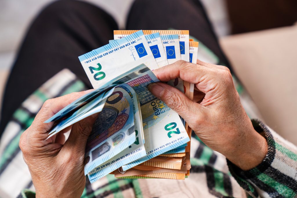 Η έκπληξη που φέρνουν τα αναδρομικά: Ποιοι συνταξιούχοι λαμβάνουν χιλιάδες ευρώ με τόκο – Είστε στη λίστα; 21 Η έκπληξη που φέρνουν τα αναδρομικά: Ποιοι συνταξιούχοι λαμβάνουν χιλιάδες ευρώ με τόκο – Είστε στη λίστα; - NewsPoint.gr