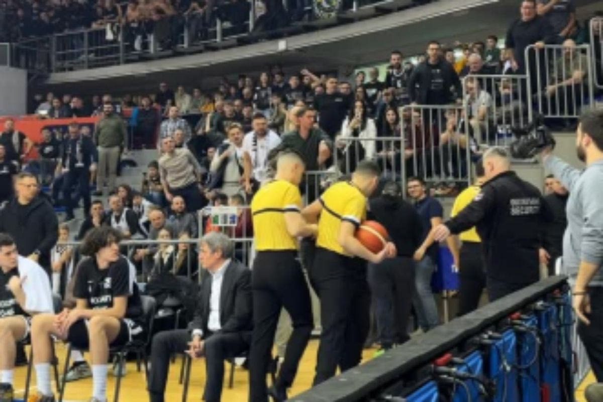 Σοκαριστικές σκηνές στον ημιτελικό Παρτιζάν – Μέγκα: Ρίψεις, προσβολές και δραματική διακοπή στον αγώνα! 13 Σοκαριστικές σκηνές στον ημιτελικό Παρτιζάν – Μέγκα: Ρίψεις, προσβολές και δραματική διακοπή στον αγώνα! - NewsPoint.gr