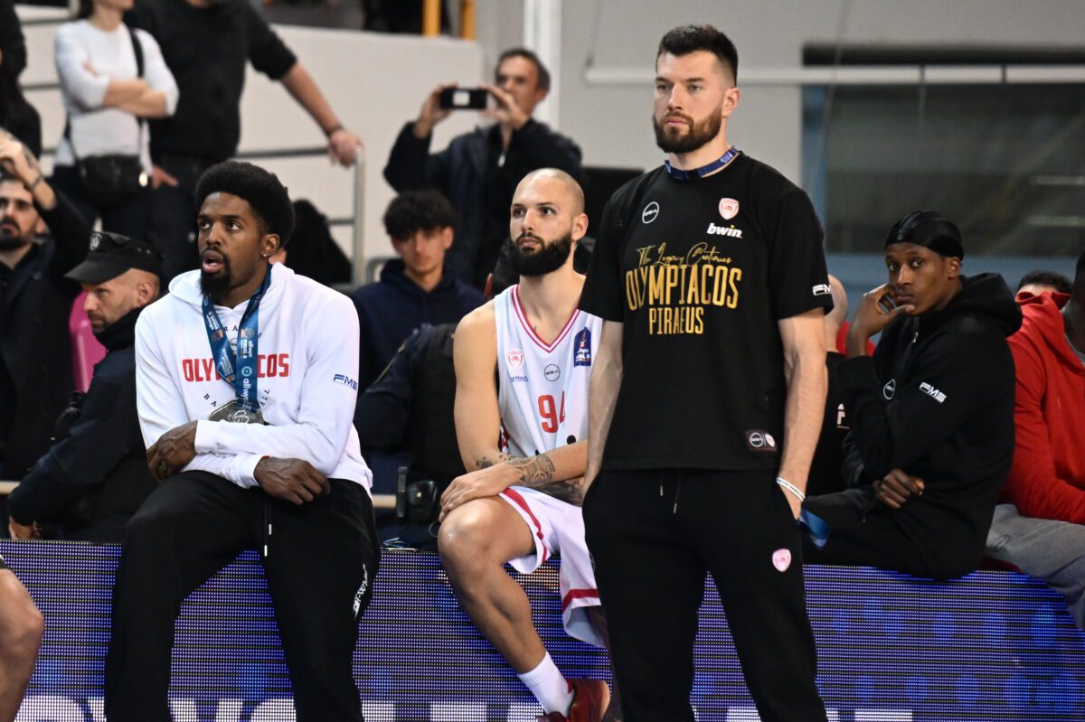 Απίστευτες στιγμές στον τελικό Ολυμπιακού – Παναθηναϊκού: Η συγκλονιστική κίνηση Σλούκα για Βεζένκοφ που συγκίνησε τους πάντες 1 Απίστευτες στιγμές στον τελικό Ολυμπιακού – Παναθηναϊκού: Η συγκλονιστική κίνηση Σλούκα για Βεζένκοφ που συγκίνησε τους πάντες - NewsPoint.gr