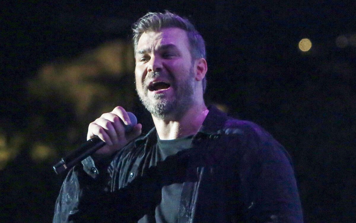 Κανείς δεν το περίμενε: Η ανατροπή στο νέο βίντεο κλιπ του Γιώργου Σαμπάνη με τον Κώστα Σπυρόπουλο! - NewsPoint.gr