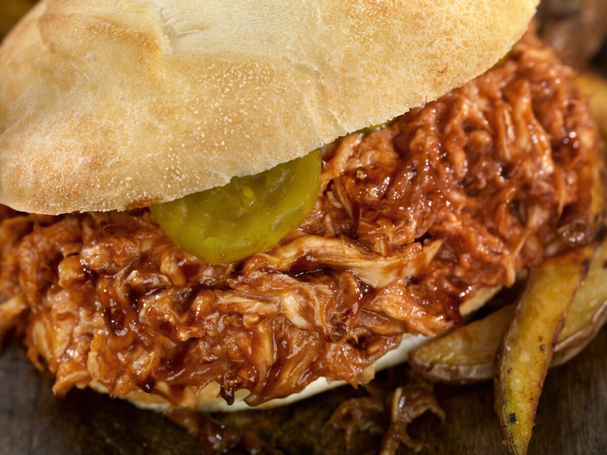 Το απόλυτο μυστικό για ζουμερό pulled κοτόπουλο BBQ με 3 μόνο υλικά – Θα το λατρέψουν μικροί και μεγάλοι! 1 Το απόλυτο μυστικό για ζουμερό pulled κοτόπουλο BBQ με 3 μόνο υλικά – Θα το λατρέψουν μικροί και μεγάλοι! - NewsPoint.gr